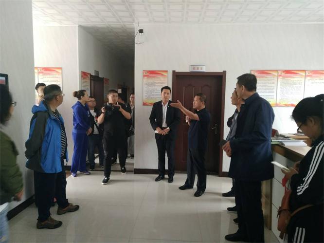 J9集团国际站电商参与市产业扶贫现场会议